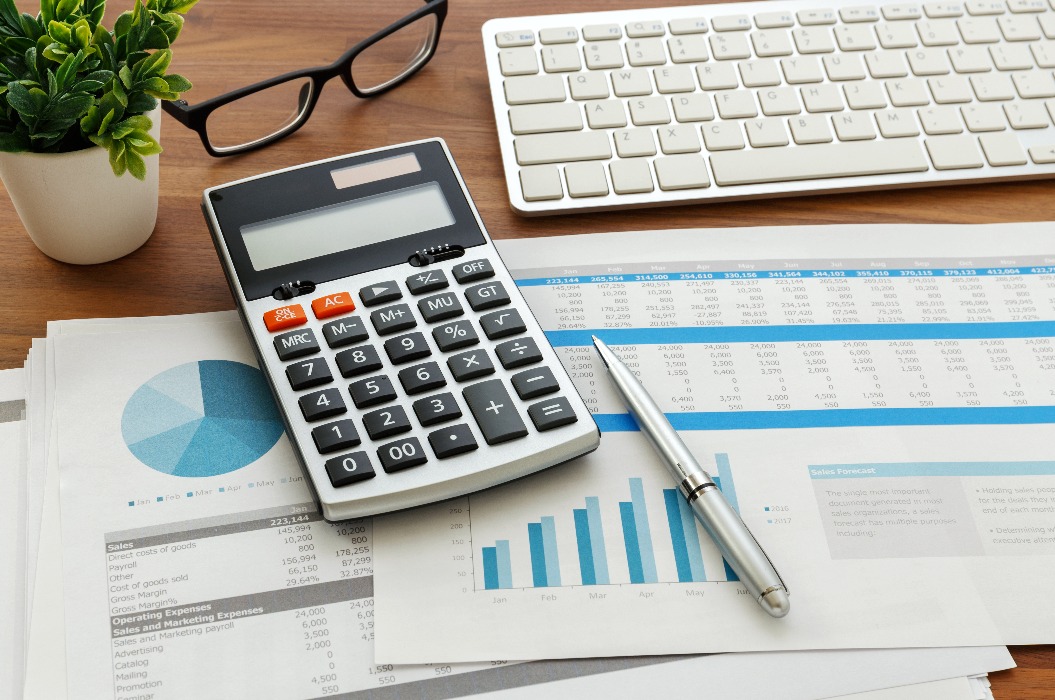 Finanzbuchhaltung mit Taschenrechner und Finanzdaten